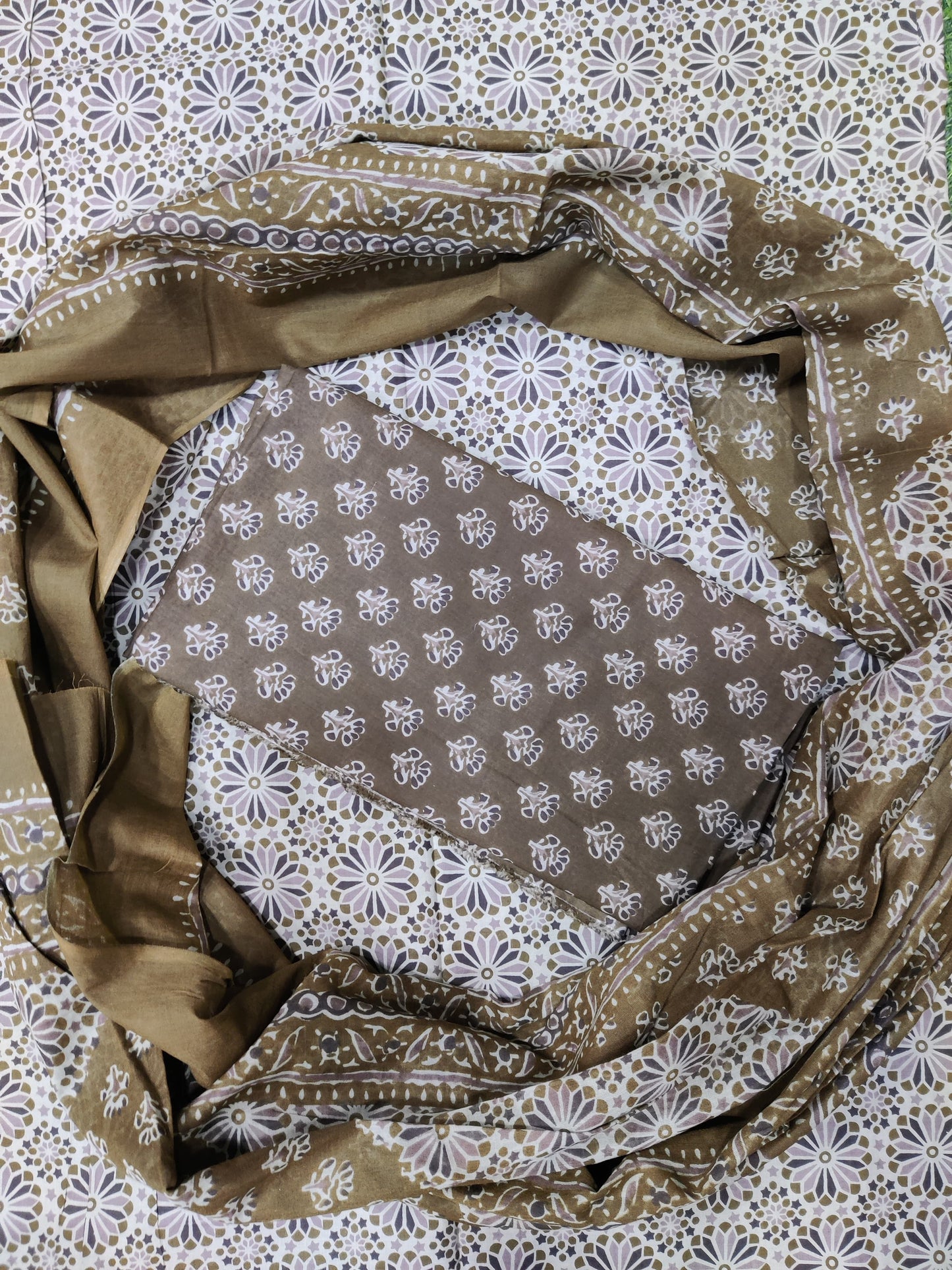 Boota Green Printed Pure Cotton Unstitched Dress Material (SHKS1174)