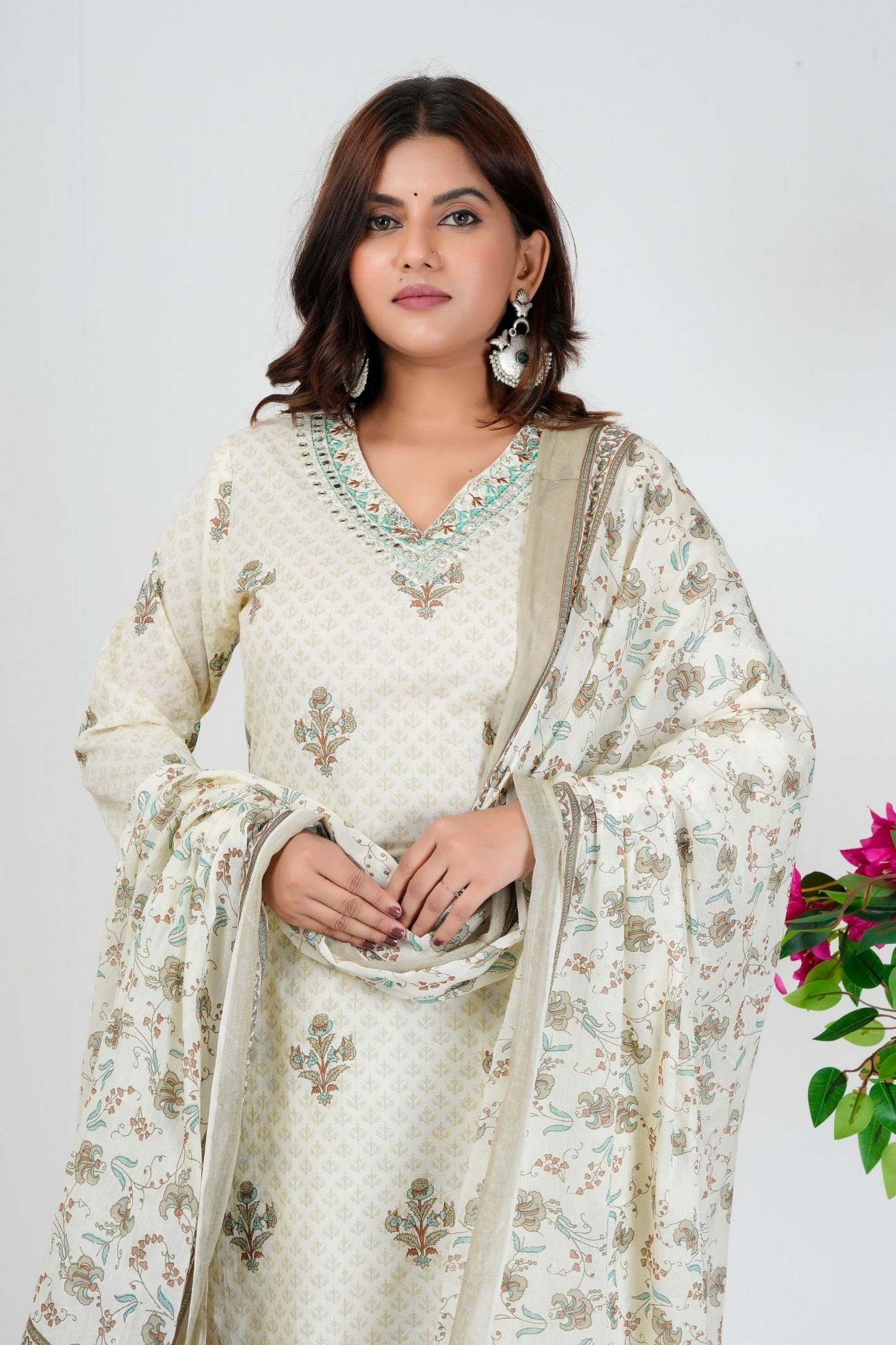 Elegant Off-White Floral Printed Kurta Set with Dupatta